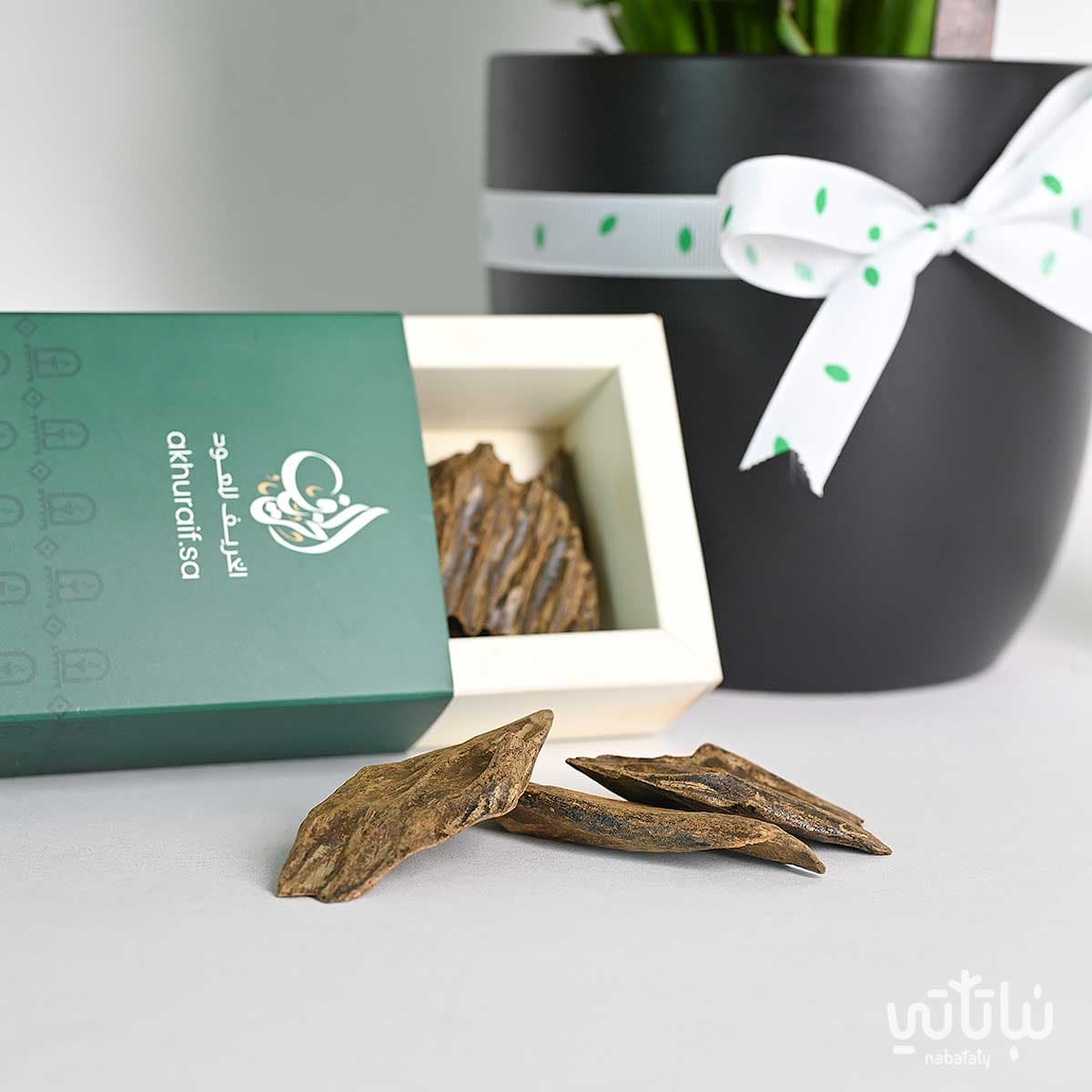 Blessed Home gift Peace Lily plant and a Clementine-scented incense oud 3