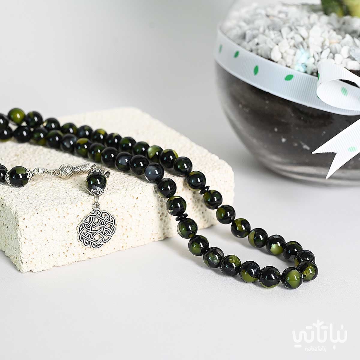 هدية فخورين فيك نبتة الاجلونيما و سبحة 3