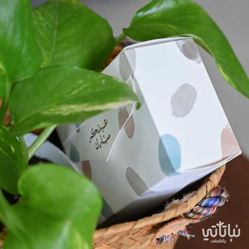 سلة البوتس مع علبة حلويات صغيرة